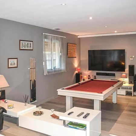 2 Bedroom Cozy In Hébergement de vacances *