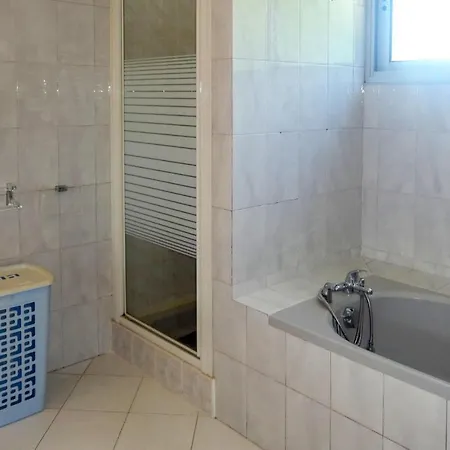 2 Bedroom Cozy In Hébergement de vacances *