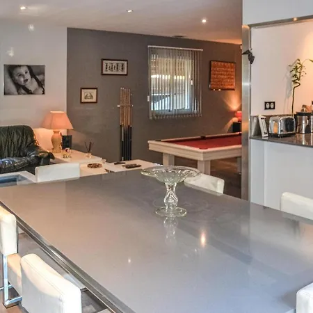 Hébergement de vacances 2 Bedroom Cozy In Nébian
